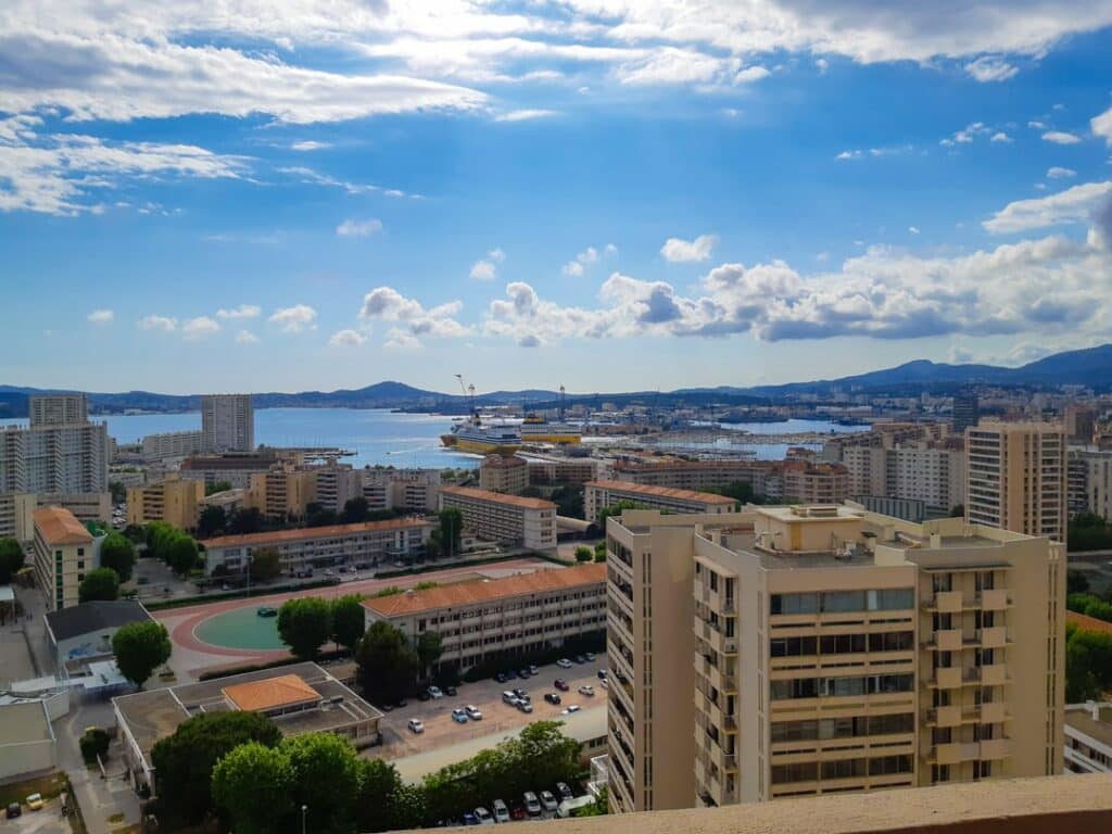 photo en hauteur de toulon